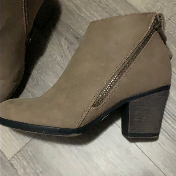 Ankle booties with zippers like new, tan size 6 - Picture 2 of 3